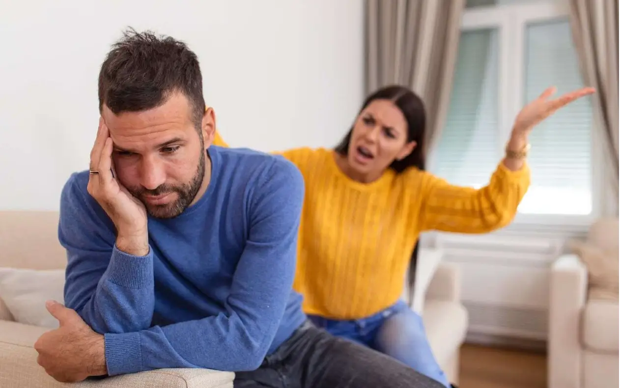 "Bolje da je ćutala“: Muškarac u agoniji nakon reči koje mu je supruga izgovorila dok ju je pijanu smeštao u krevet