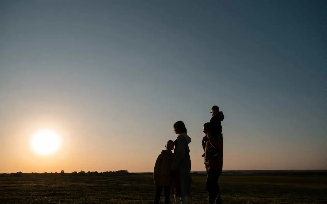 Porodična slika - otac, majka i dvoje dece