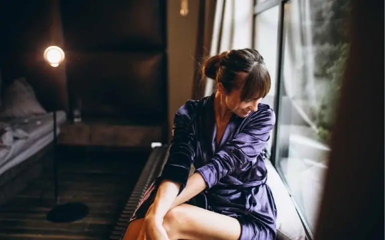 Žena i prozor Žena usamljena gleda pored prozora