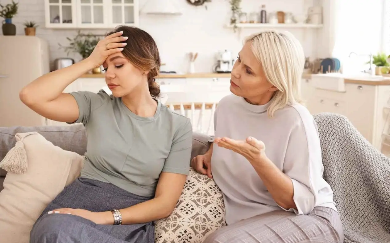 Svekrva i snaja Svekrva je izbacila iz kuće
