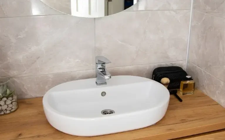 Rupa na lavabou Lavabo u kupatilu sa velikom rupom