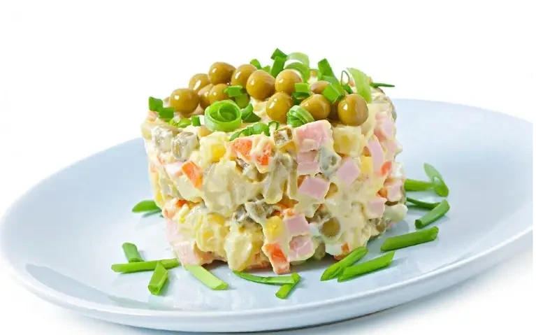 Salata letnja na tanjiru