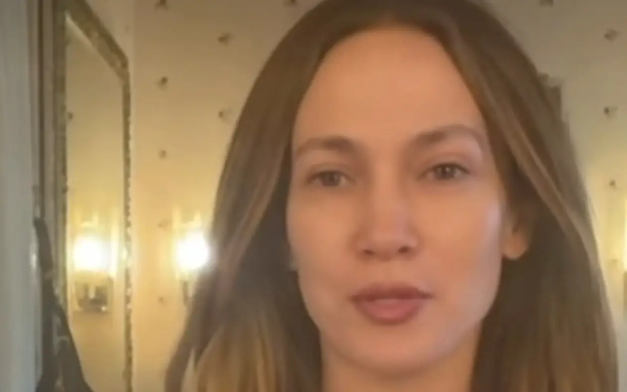 Jennifer Lopez Jennifer Lopez u 56. godini pokazala lice bez šminke: Tajna njenog mladolikog izgleda