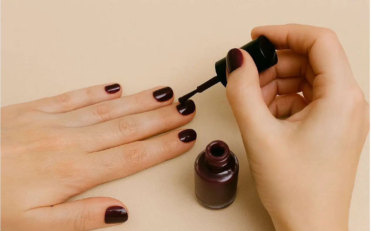 Nokti u boji šljive: Trend koji spaja udobnost i glamur ove sezone