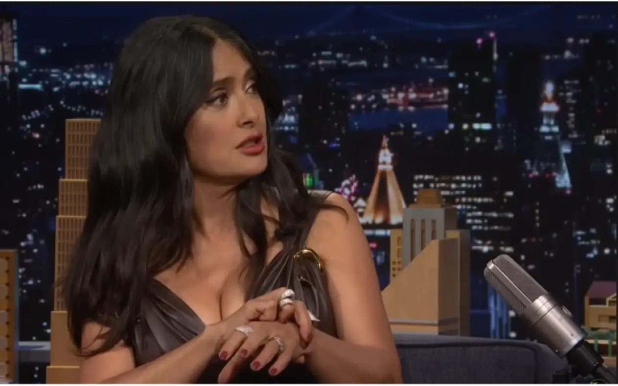 Selma Hayek tokom gostovanja u emisiji objašnjava detalje pokazujući na ruke