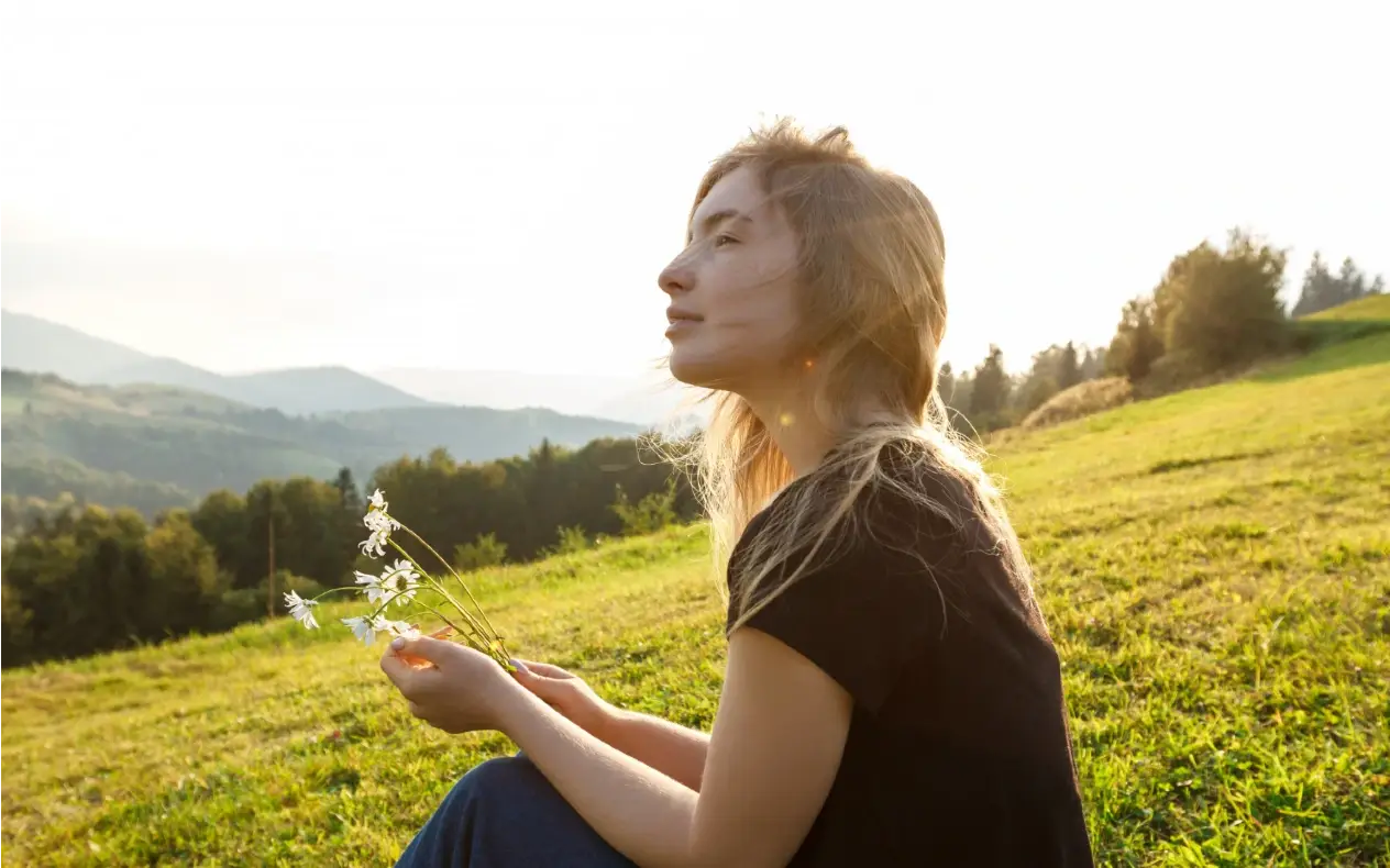Žena koja meditira i uživa u trenutku mira i opuštanja.