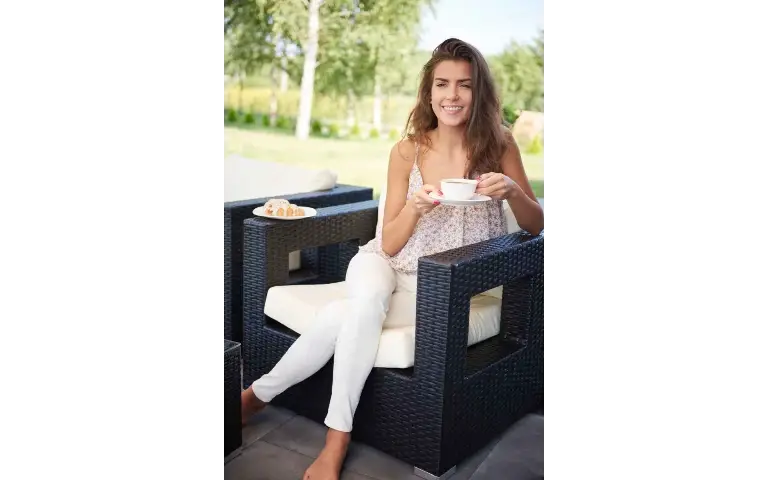 Žena nasmejana i raspoložena uživa u svojim jutarnjim ritualima