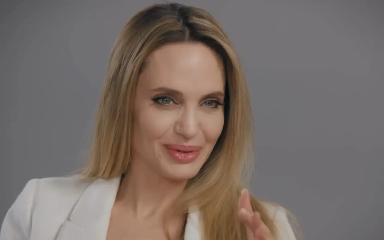 Angelina Jolie inspiriše: Maksi suknja i baletanke za proleće 2025