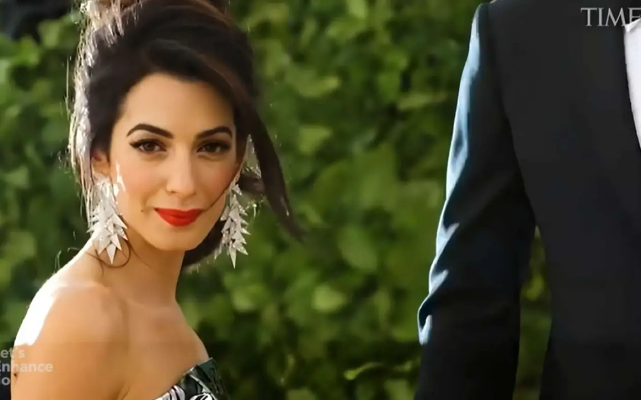 Amal Clooney na crvenom tepihu