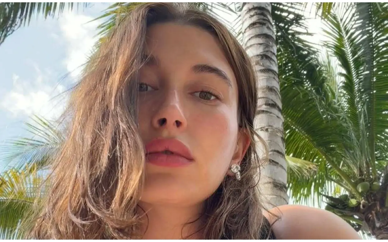 Manekenka Hailey Bieber šeta ulicama Los Anđelesa u predimenzioniranom belom lanenom sakou i širokim pantalonama, kombinovanim sa belom atlet majicom, zlatnim nakitom i crnim naočarima za sunce.