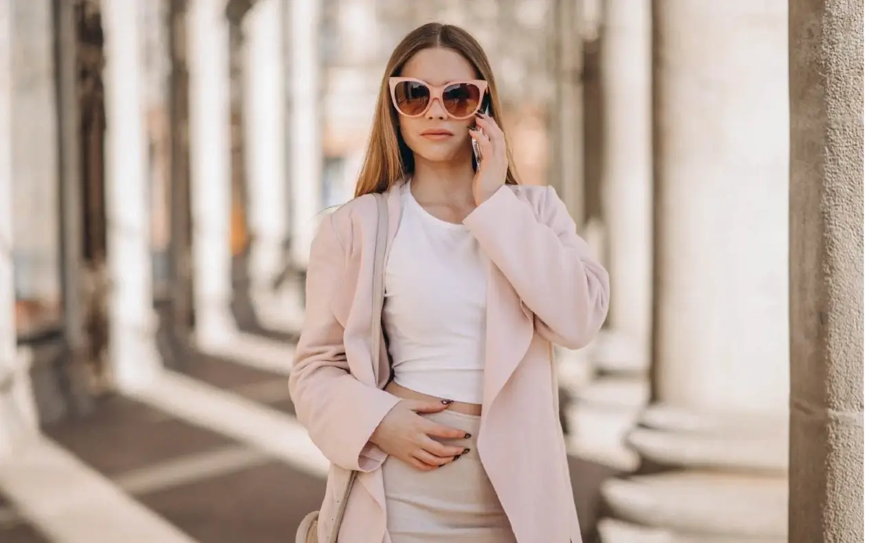 Žena u minimalističkoj modnoj kombinaciji koja pokazuje kako izbeći greške zbog kojih outfit izgleda jeftino