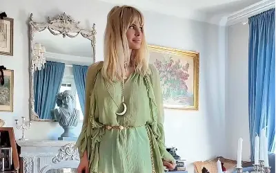 Carolina u svetlo zelenoj haljini u boho stilu