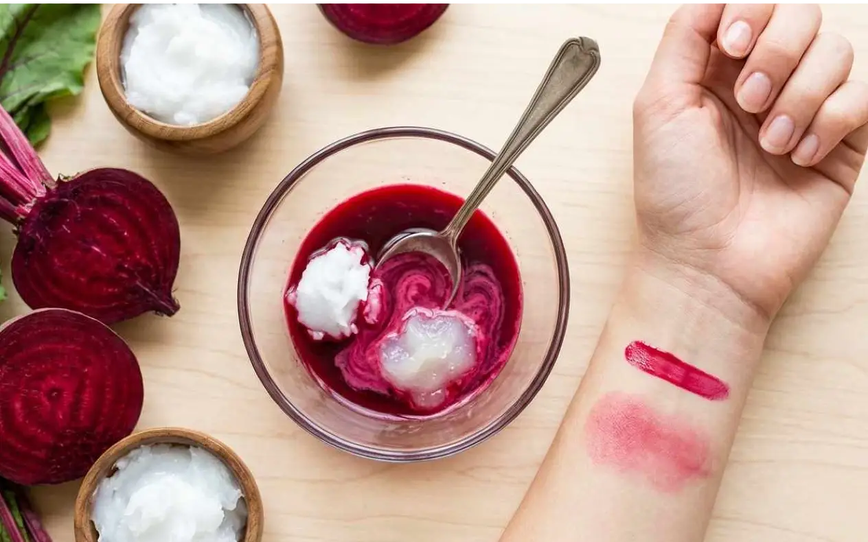  Prirodni pigment od cvekle i kokosovog ulja za usne i obraze. To će pomoći slici da se bolje rangira u Google pretrazi slika.