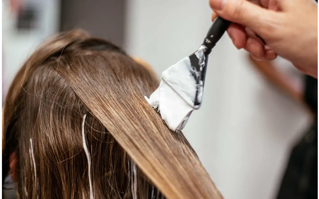 Farbanje kose Prirodna mešavina koja posvetljuje kosu