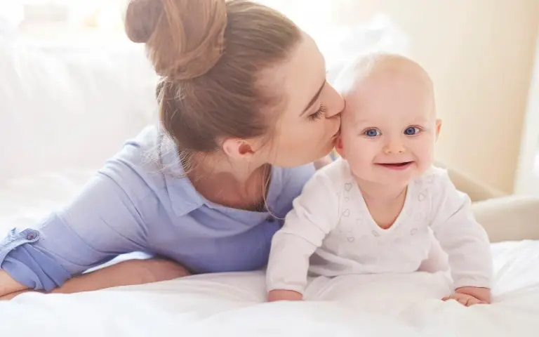 Mama i beba Majka ljubi bebu u obraz