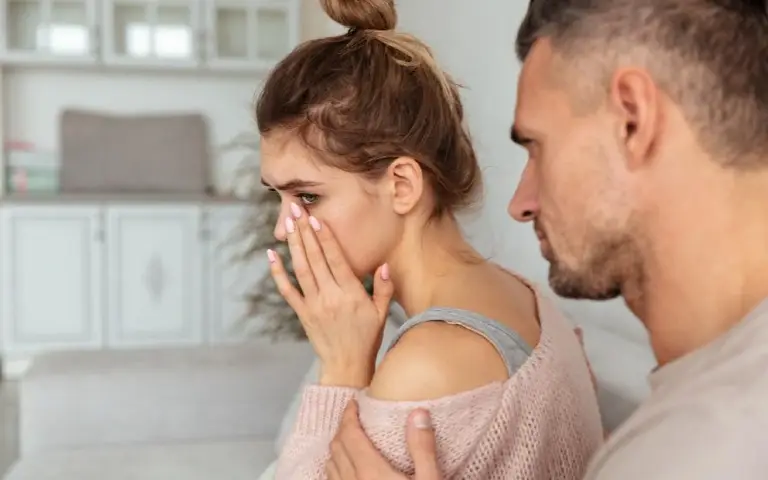 Žena plače Povređena žena plače