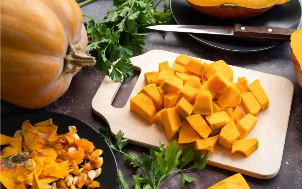  Posna pečena bundeva servirana na tanjiru, aromatična i zlatno rumena.