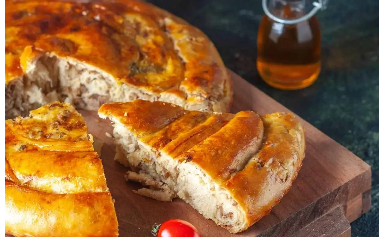 Recept za burek sa mesom na bosanski način Tradicionalni bosanski burek sa mesom u okruglom plehu, pečen do zlatno-rumene boje, sa hrskavom korom.