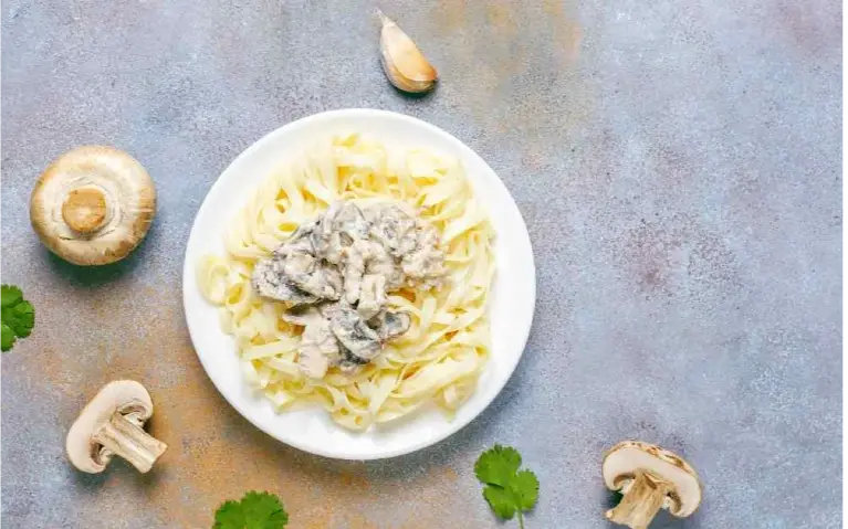 Testenina u sosu od pečuraka i pavlaje