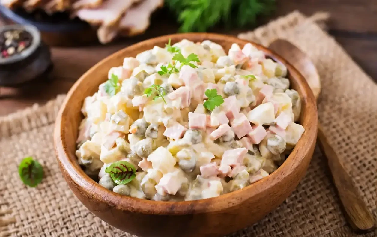 Ruska salata koja ne omekšava – recept i trikovi za savršenu teksturu Tanjir ruske salate sa krompirom, šargarepom, graškom i kiselim krastavčićima pripremljene tako da ostane kremasta i čvrsta.