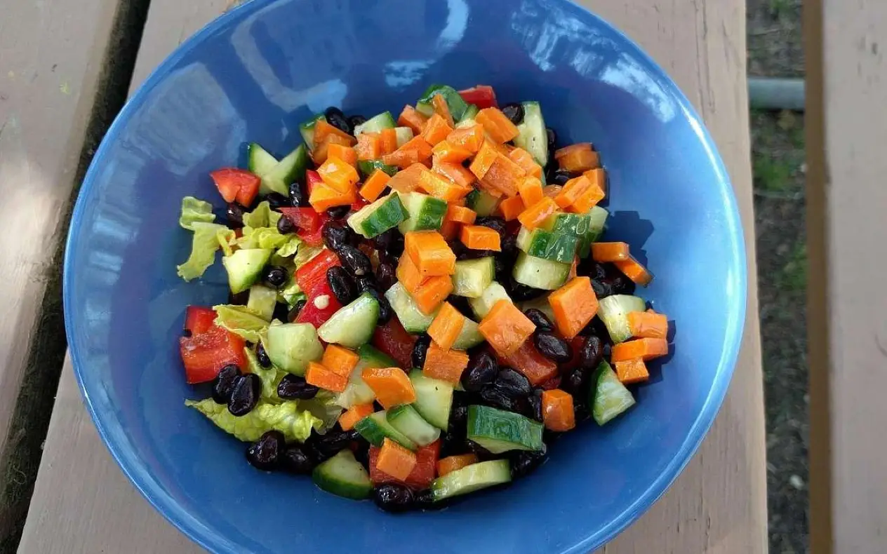 Osvežavajuća salata sa crvenim pasuljem i kukuruzom Osvežavajuća salata sa crvenim pasuljem i kukuruzom