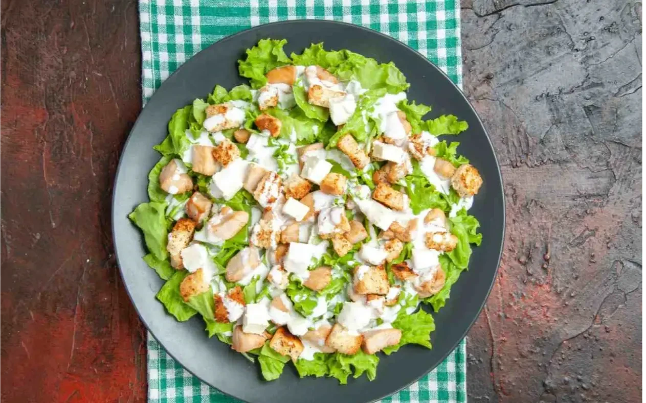 Salata od piletine sa karijem Salata od piletine sa karijem - Savršen i osvežavajući letnji obrok