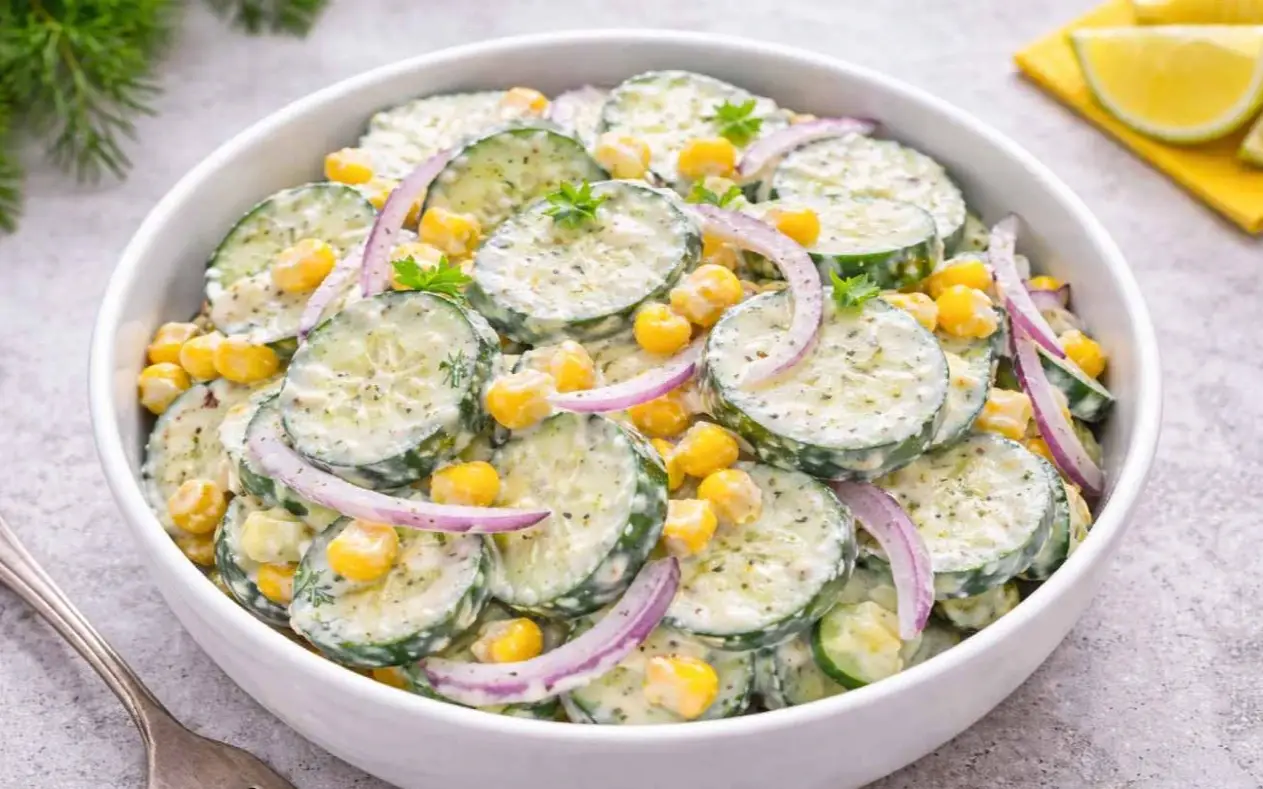 Krastavac i grčki jogurt Salata od krastavaca i grčkog jogurta