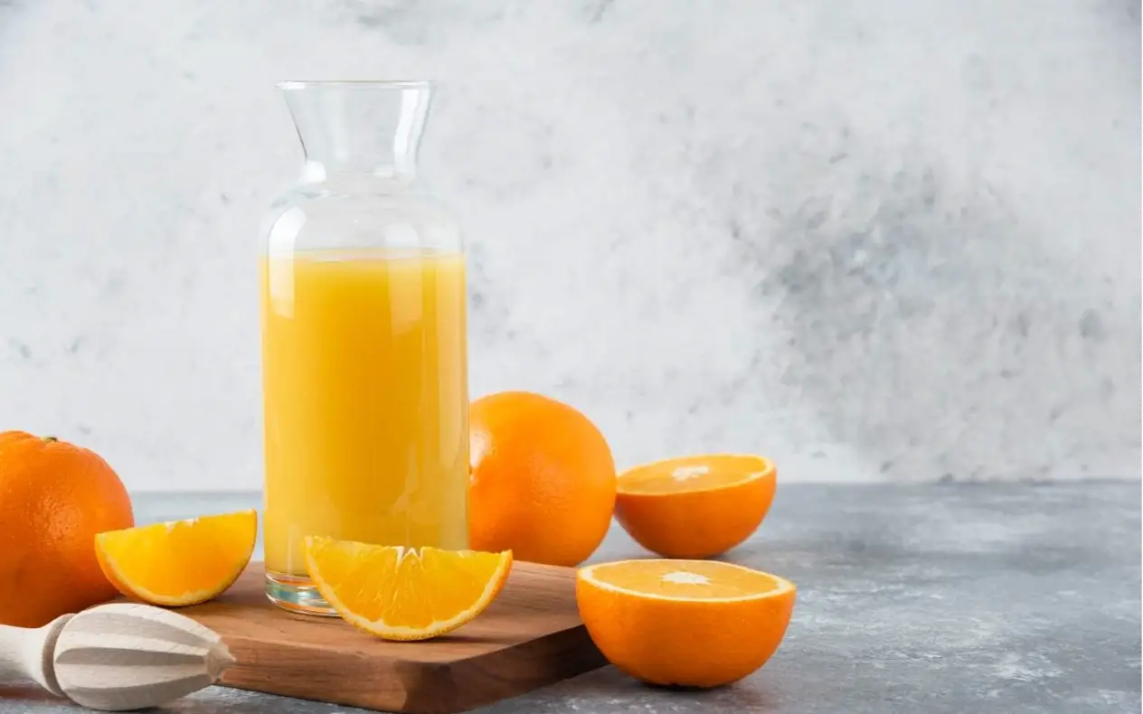 Sok od pomorandže Domaći sok od pomorandže napravljen od tri pomorandže, poslužen u staklenim flašama