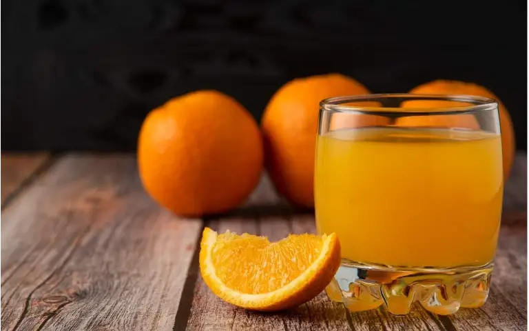 Narandže na stolu Recept za sok od tri pomorandže -domaći napitak žive boje u staklenim bocama