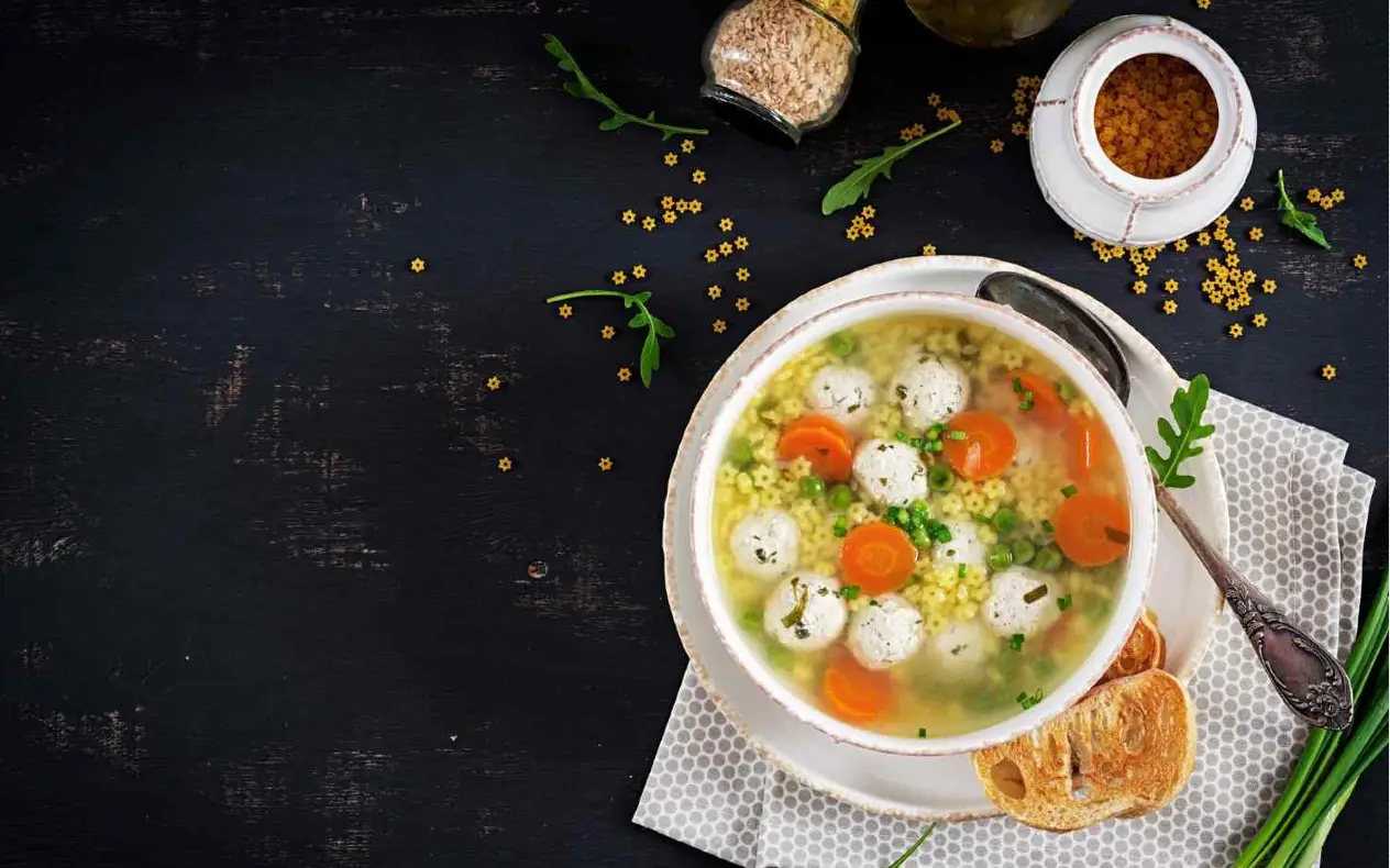 Supa u činiji Supa sa rezancima, punjene ćufte i desert od bundeve kao dnevni meni.