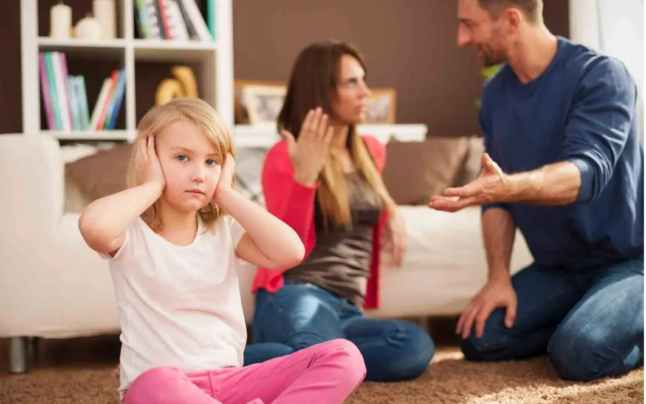 svađa roditelja Konflikti pred decom stvaraju strah, nesigurnost i loše modele ponašanja. Mirni razgovori jačaju porodičnu stabilnost.