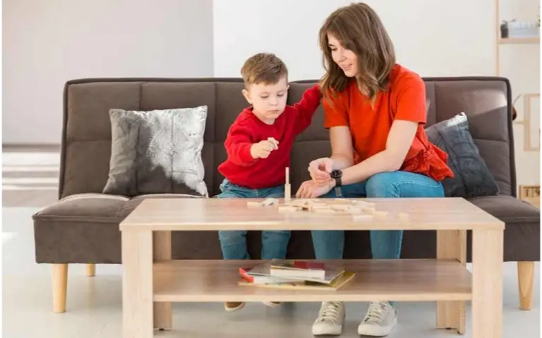 Majka i dete se igraju Majka i dete se igraju sa kockama, dok dete drži jednu ruku na majci