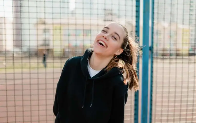 Nasmejana tinejdžerka krije tugu iza osmeha