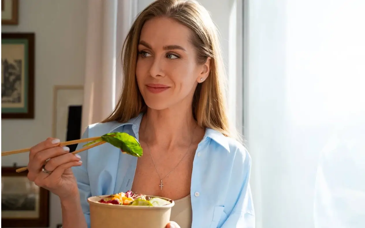 Žena u 40. godinama, zdrav stil života - lagana fizička aktivnost, zdrava ishrana (voće, povrće, smoothie)