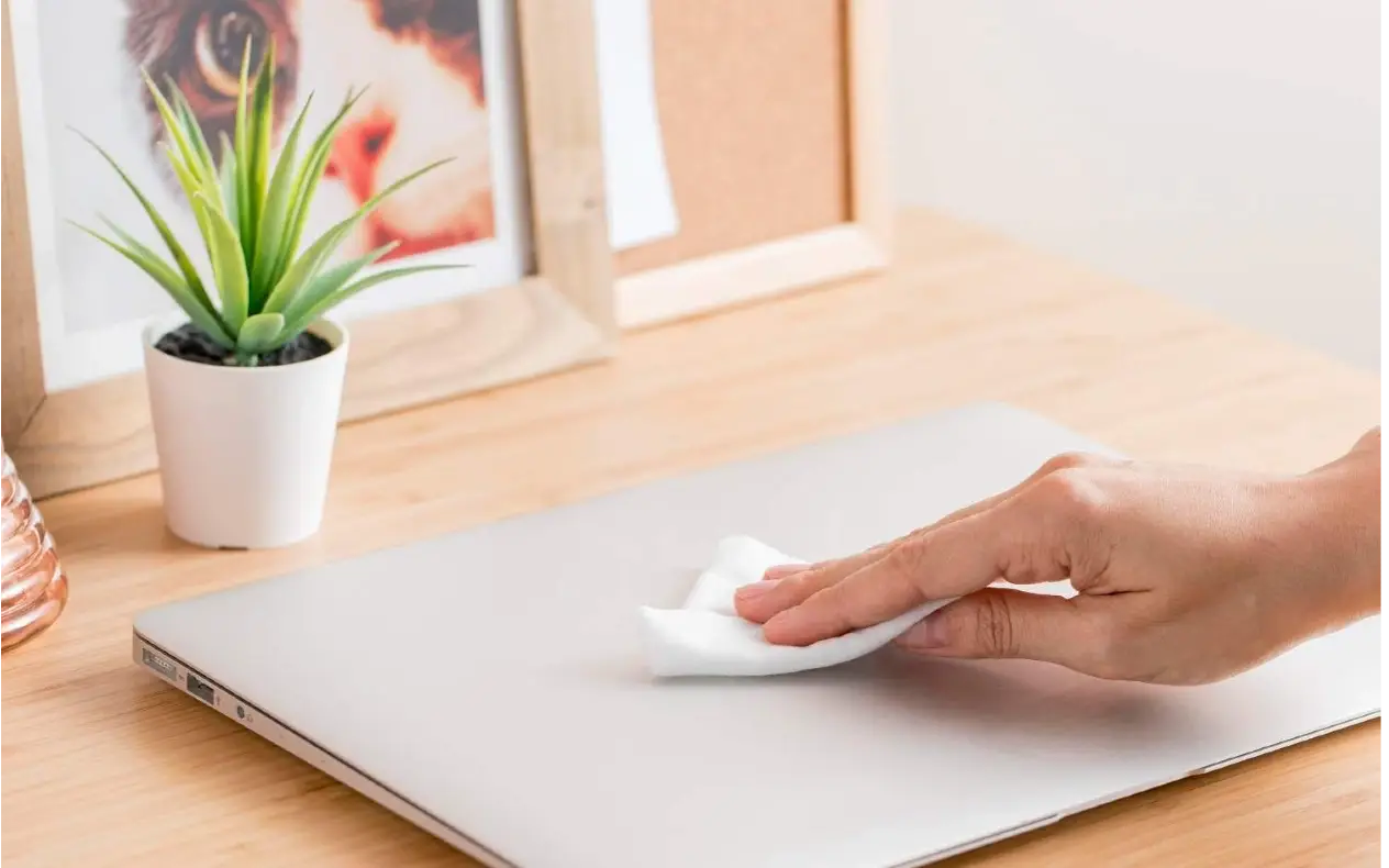 Prirodne domaće maramice za čišćenje napravljene od papirnih ubrusa i rastvora na bazi sirćeta.