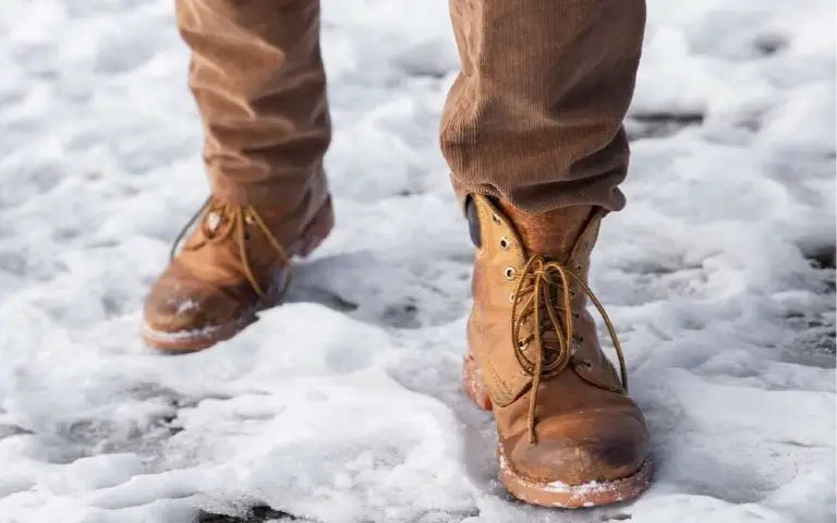 Obuća za sneg i folijom za toplija stopala