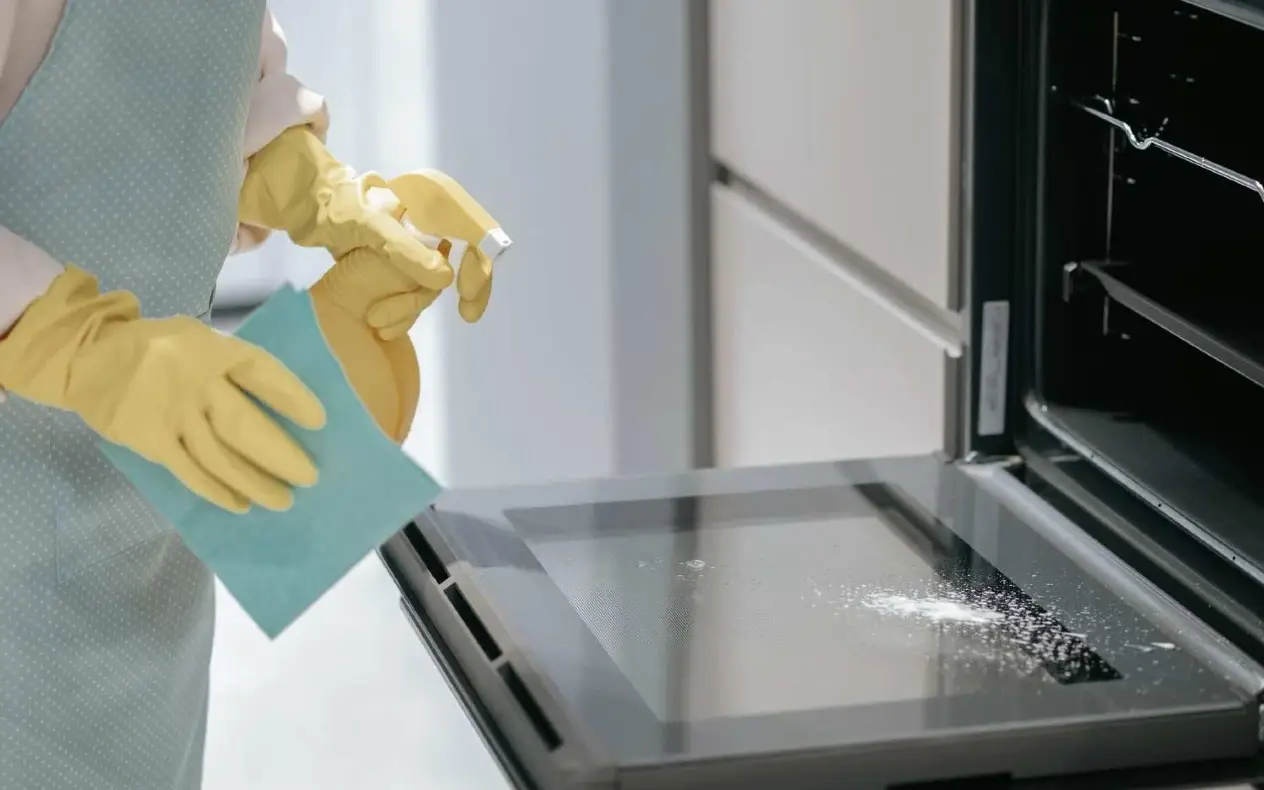 Kako ukloniti tvrdokornu masnoću iz rerne uz sastojke koje već imate