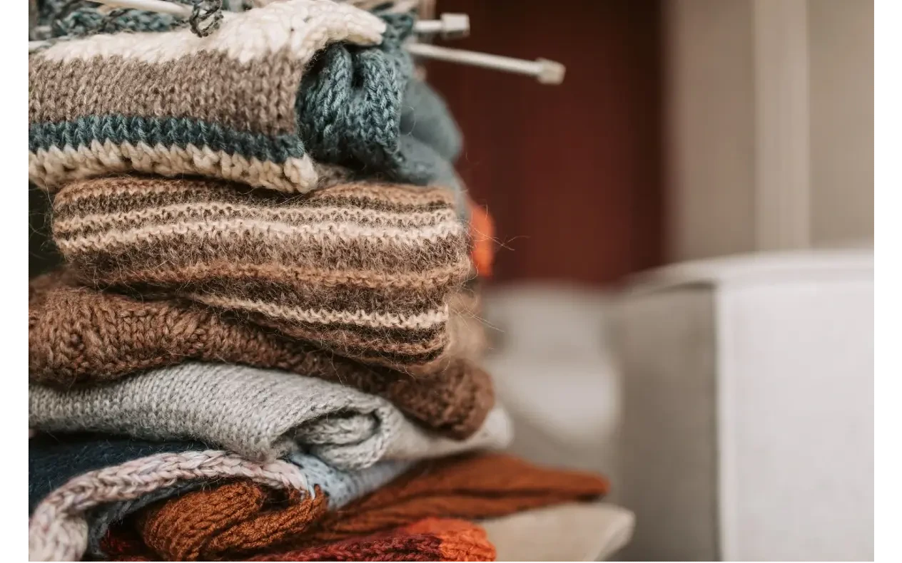 Pleteni komadi garderobe Naslagani pleteni komadi u neutralnim bojama