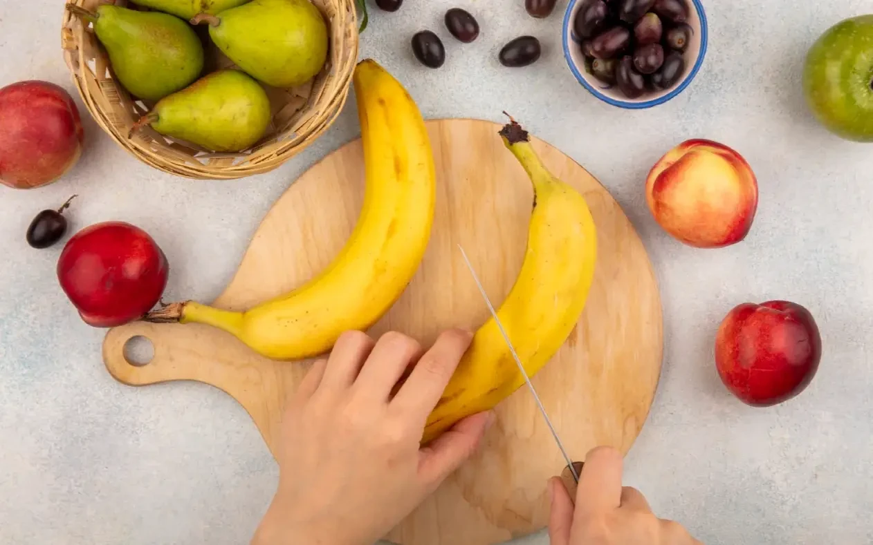 Različite vrste voća bogatog prebioticima raspoređene na stolu Kompozicija različitog voća poput jabuka, banana, borovnica i avokada koja simbolizuje ishranu bogatu prebioticima i podršku zdravlju creva.
