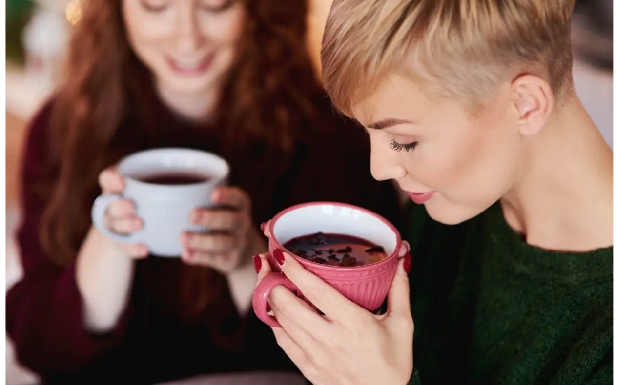 Ispijanje čaja Vizual prikazuje šolju čaja sa parom koja simbolizuje dnevnu rutinu zdravog napitka. Listovi čaja u pozadini naglašavaju prirodnost i antioksidativna svojstva pića.