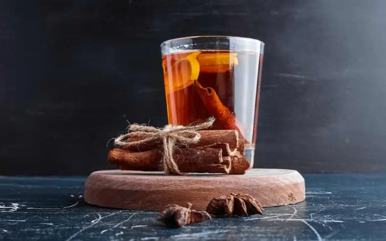 Čaj od cimeta u čaši