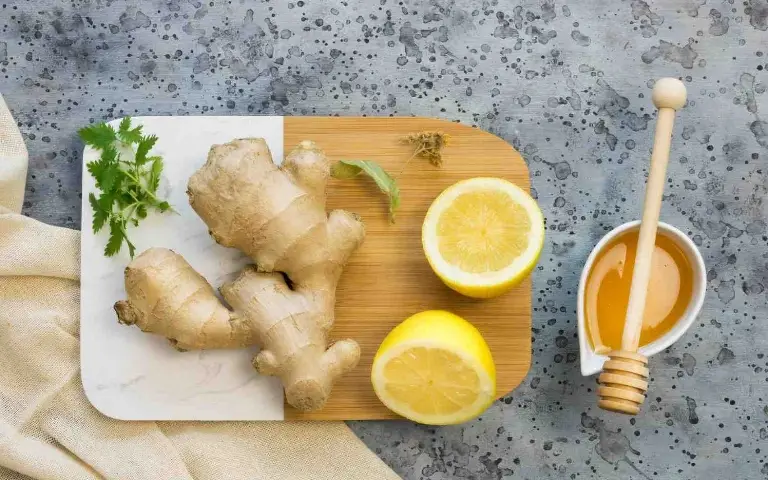 Đumbir na stolu sa limunom