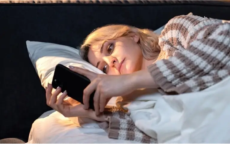 Devojka nocu gleda u telefon
