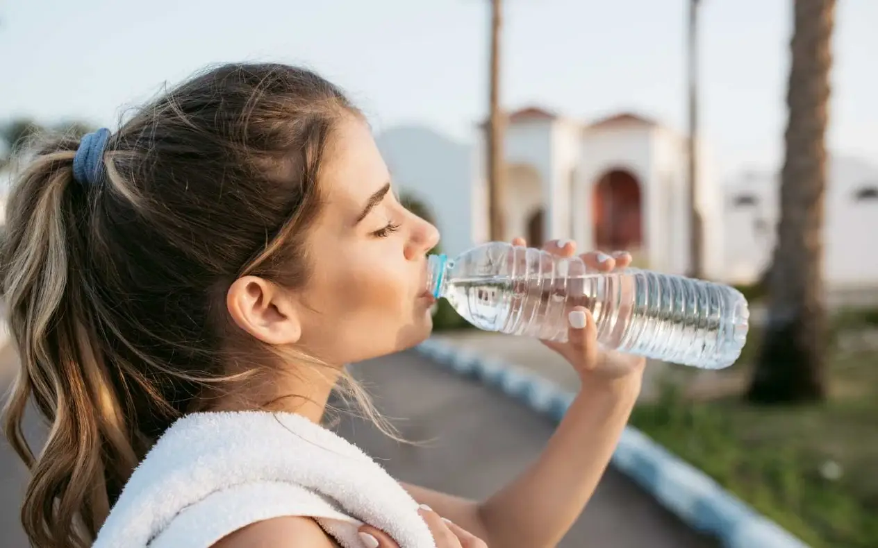 Kada temperatura pređe 35 stepeni, pravilo od "2 litra vode" više ne važi: Koliko vode treba piti kada temperatura pređe 35 stepeni? 