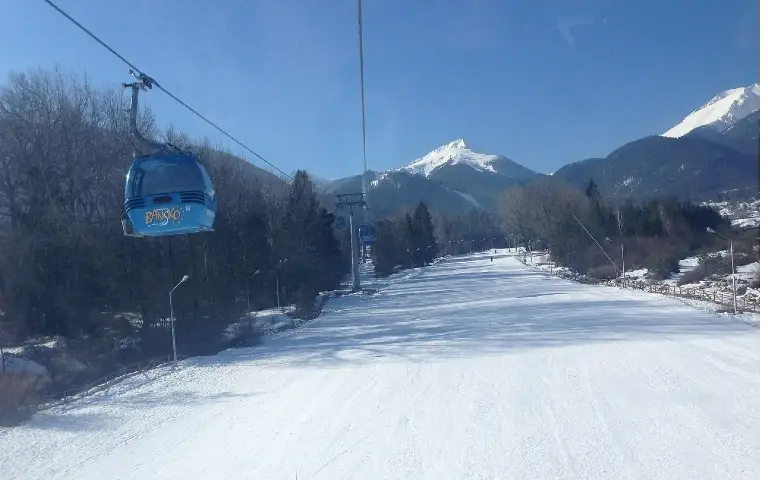 Gondola na skijaškoj stazi 