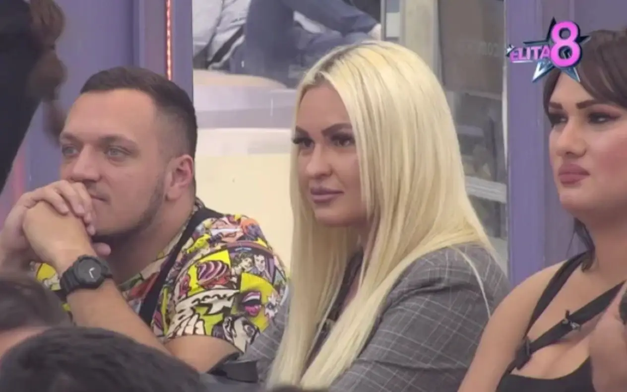 Učesnici rijalitija "Elita 8" sede za stolom i diskutuju oko izbora nominovanih učesnika