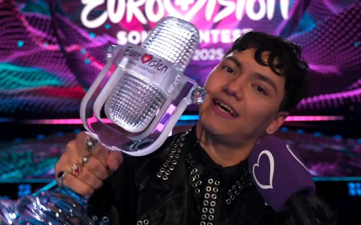 JJ sa pobedničkim trofejom u rukama dok daje intervju 