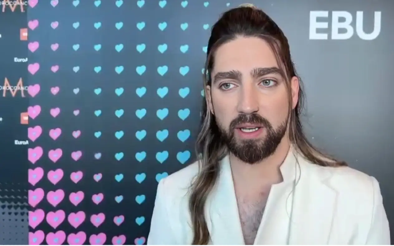 Princ od Vranje u belom odelu dok daje intervju za Svet Plus
