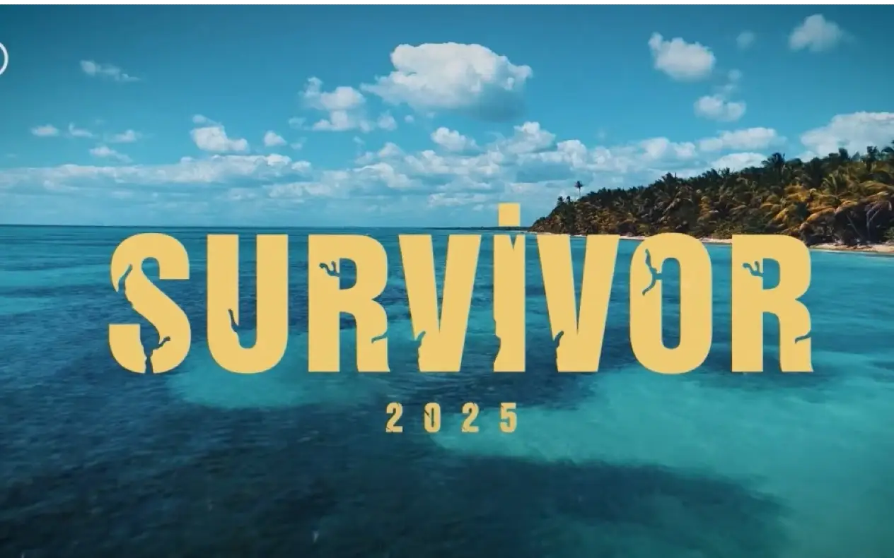  Logo emisije Survivor 2025 na pozadini tropskog ostrva i tirkiznog mora