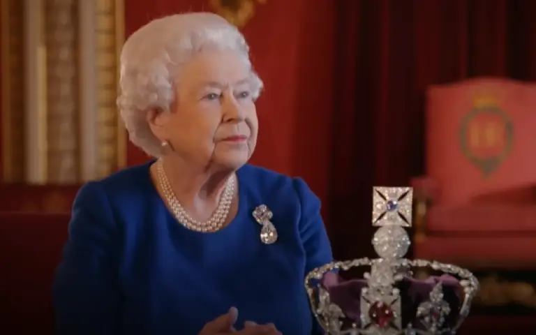 Kraljica Elizabetha pokazuje krunu u elegantnom i luksuznom ambijentu kraljevske palate